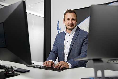Weltraum Online Marketing GmbH - Nico Wohlleb beim Programmieren am Laptop